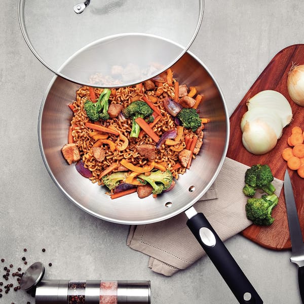 Tags: sartén wok tramontina, wok inox 28 cm, sartén wok con tapa, sartén wok mango de silicona, wok tramontina solar silicone
