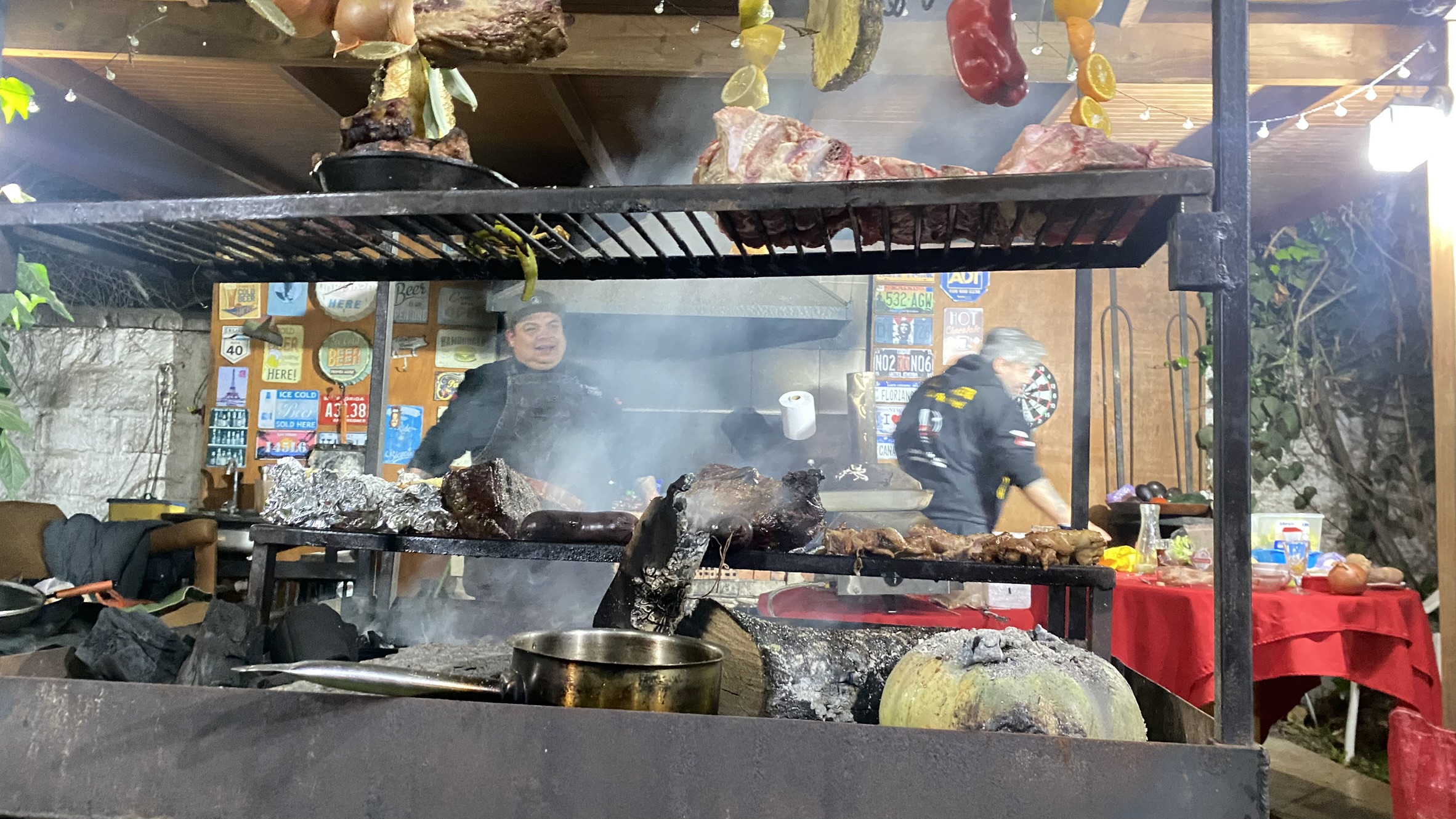 Parrilla del quincho con la comida en preparación en Patio Estados Unidos, La Florida