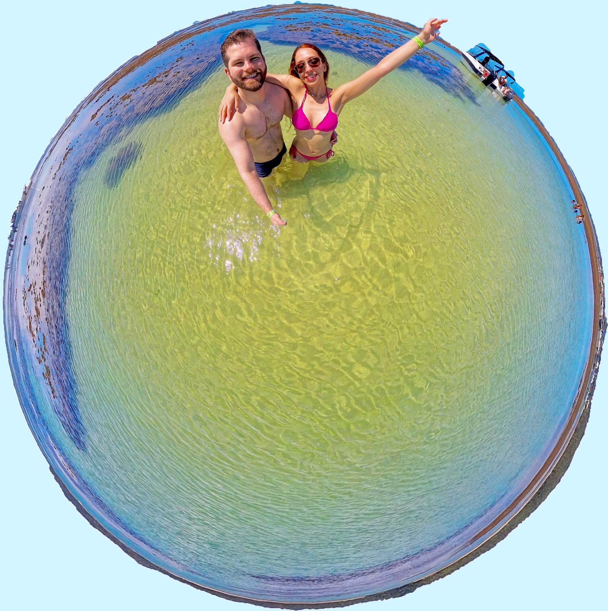 Casal em um passeio de lancha privativo nas piscinas naturais de Morro de São Paulo